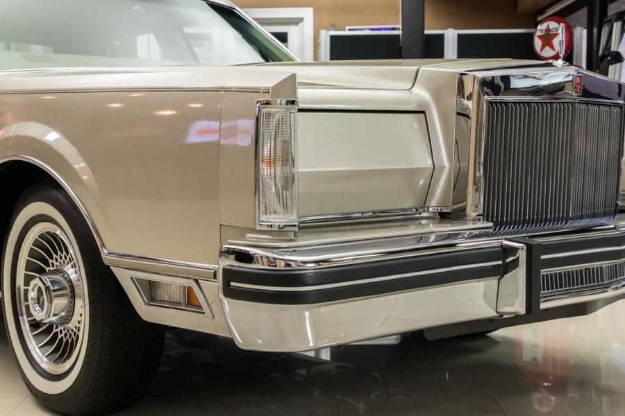 Детали экстерьера Lincoln Continental Mark VI Sedan 1980 года  (фото 18 из 111)